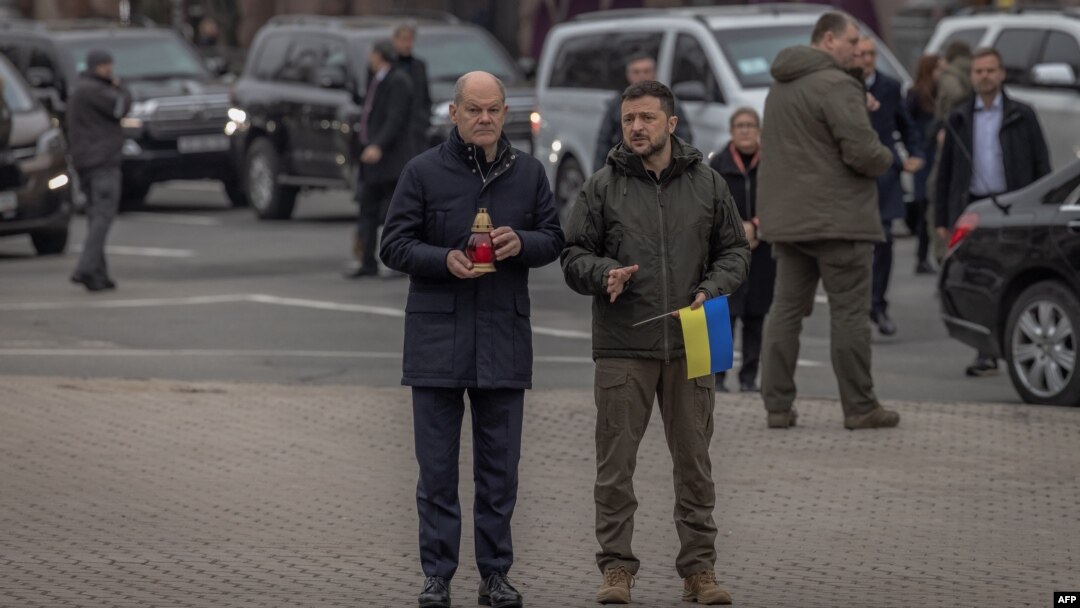 Украинскиот претседател Володимир Зеленски и германскиот премиер Олаф Шолц за време на комеморацијата за паднатите украински и странски војници на Плоштадот на независноста во Киев, Украина (2 декември 2024 година)