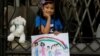 Jemima Christa-Faelist Tanamal (6 tahun) memperlihatkan gambar yang dibuatnya selama berdiam di rumah di tengah wabah virus corona (Covid-19) di rumah kakek-neneknya di Bekasi, 21 April 2020. (Foto: Reuters)