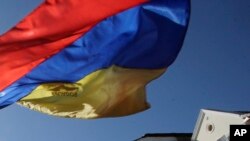 Jenny Rodríguez, de 18 años y cuya familia es originaria de Ecuador, ha crecido en una comunidad mayoritariamente hispana de Nueva Jersey donde, dijo, las personas temen a las políticas de inmigración y sienten que no pertenecen a Estados Unidos.