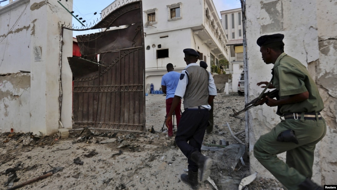 Polisi Somalia mengambil posisi ketika militan al Shabaab menyerang hotel Maka Al-Mukarama di Mogadishu, Somalia Jumat (27/3).