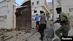 Polisi Somalia mengambil posisi ketika militan al Shabaab menyerang hotel Maka Al-Mukarama di Mogadishu, Somalia Jumat (27/3).