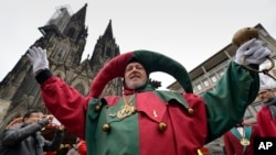 Celebrations devant la cathedrale de Cologne durant le Carnaval, Allemagne, Feb. 4, 2016.