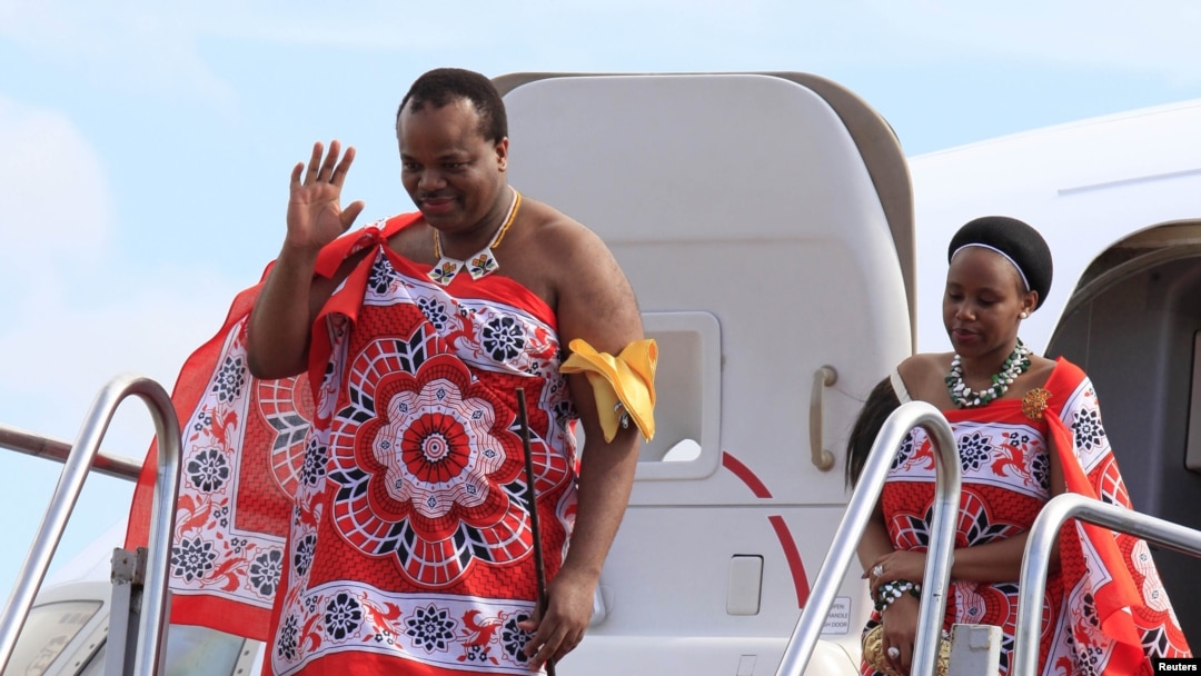 King of Swaziland Mswati III (Front) and one of his 13 wives disembark from a plane after arriving at Katunayake International airport in Colombo, Sri Lanka, August 13, 2012. (Reuters)