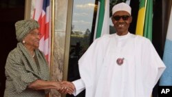 Nigeria President Muhammadu Buhari (right) welcomes Liberia President Ellen Johnson Sirleaf before a meeting in Abuja, Nigeria, Jan. 9, 2017. Nigeria's lower house of parliament has urged Buhari to offer Gambian President Yahya Jammeh asylum.