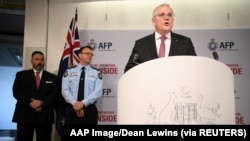 PM Australia Scott Morrison berbicara di Canberra selama briefing media tentang Operasi untuk menumpas kejahatan terorganisir internasional (7/6).