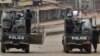 La police se tient prête à disperser les manifestants à Conakry, en Guinée, le 6 février 2018.