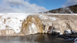 Sebuah kelompok tur terlihat di lokasi Geyser Hill Boardwalks, di Taman Nasional Yellowstone, Wyoming, pada 28 Januari 2019. (Foto: Jacob W. Frank/NPS/Handout via Reuters)