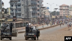 La police se tient prête à disperser les manifestants à Conakry, en Guinée, le 6 février 2018.