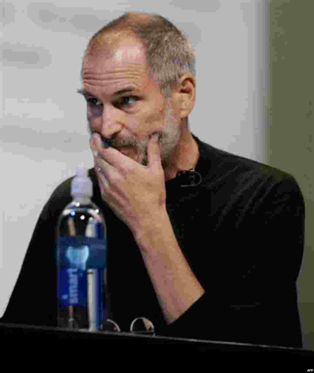 Apple Computer CEO Steve Jobs pauses as he gives a keynote at Apple Worldwide Developer Conference in San Francisco, Monday, Aug. 7, 2006. Jobs talked about "Leopard," the next major update to the Mac OS. (AP Photo/Paul Sakuma)