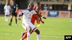 Le défenseur du Congo Brazzaville Moubhio Bous, à gauche, rivalise avec Miya Farouk, l'équipe ougandaise des "Cranes", lors du match de qualification pour la Coupe du Monde 2018 au stade Mandela National, à Kampala, le 12 novembre 2016.