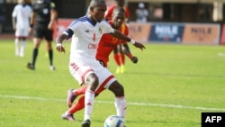 Le défenseur du Congo Brazzaville Moubhio Bous lors du match de qualification pour la Coupe du Monde 2018 au stade Mandela National, à Kampala, le 12 novembre 2016.