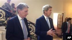 Sakataren harkokin wajen Birtaniya Philip Hammond da Sakataren harkokin wajen Amurka John Kerry a taron da suka yi jiya Litinin a Vienna