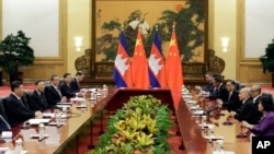 Cambodian King Norodom Sihamoni, second right, and Chinese President Xi Jinping, left, attend a meeting at the Great Hall of the People in Beijing, Tuesday, May 14, 2019. (Jason Lee/Pool Photo via AP)