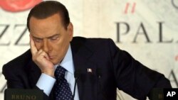 El ex primer ministro Silvio Berlusconi fue sentenciado a siete años de cárcel y inhabilitado de por vida para ocupar un cargo público.