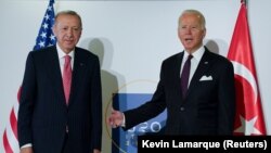 ARHIVA - predsednici Turske i SAD-a Tajip Erdogan i Džozef Bajden tokom susreta na marginama samita G20 u Rimu, 2021. godine (REUTERS/Kevin Lamarque)