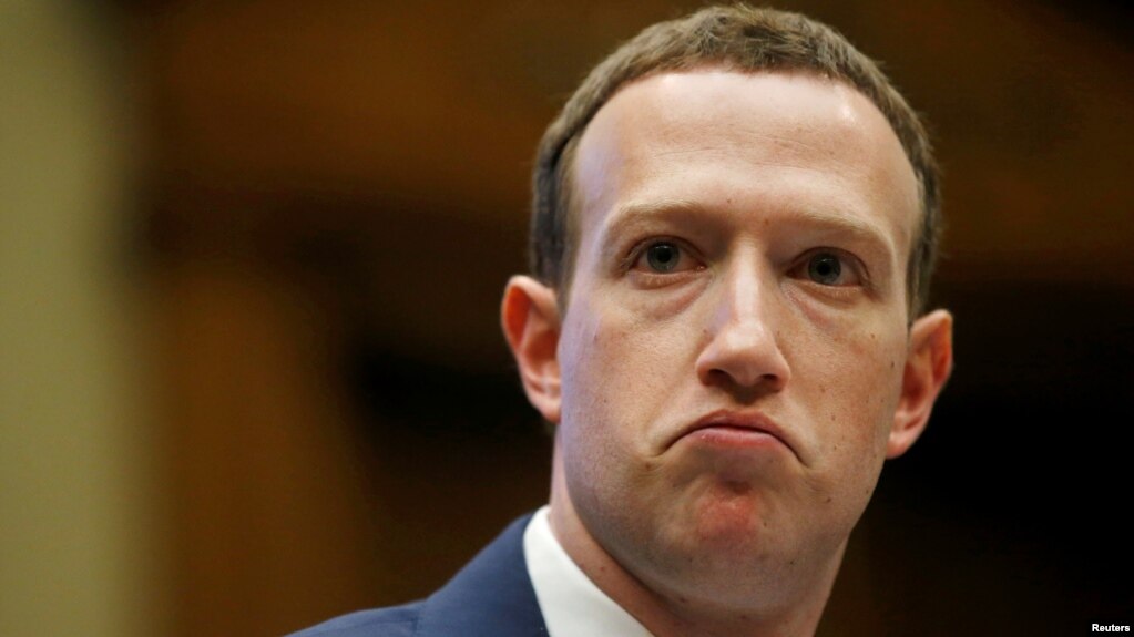 CEO của Facebook, Mark Zuckerberg, ra điều trần trước Quốc hội Mỹ ở Washington, DC, hồi tháng 4 năm nay. Cổ phiếu của Facebook xuống thấp kỷ lục hôm 26/7 làm Zuckerberg mất gần 16 tỷ USD.