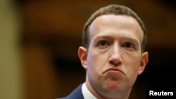 Le PDG de Facebook, Mark Zuckerberg, lors de son témoignage devant une commission de l'énergie et du commerce sur l'utilisation et la protection des données des utilisateurs au Congrès américain à Washington, États-Unis, 11 avril 2018. REUTERS / Leah Millis