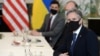 美国国务卿布林肯在布鲁塞尔与乌克兰外长库列巴举行会谈的会场上。（2021年4月13日）
