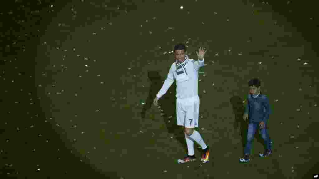 Le Portugais Cristiano Ronaldo et son fils au stade Santiago Bernabeu à Madrid, le 29 mai 2016.