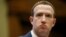 CEO của Facebook, Mark Zuckerberg, ra điều trần trước Quốc hội Mỹ ở Washington, DC, hồi tháng 4 năm nay. Cổ phiếu của Facebook xuống thấp kỷ lục hôm 26/7 làm Zuckerberg mất gần 16 tỷ USD.
