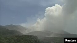 Tư liệu - Một hình ảnh lấy từ video của Cơ quan khí tượng Nhật Bản cho thấy một vụ phun trào của núi Shindake trên đảo Kuchinoerabujima, tỉnh Kagoshima, phía tây nam Nhật Bản, ngày 29 tháng 05 năm 2015.