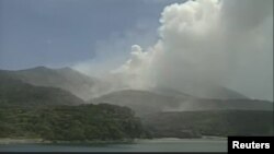 Gambar yang diambil dari rekaman video Badan Meteorologi Jepang ini menunjukkan gunung Shindake di pulau Kuchinoerabujima, Kagoshima Prefecture, Jepang, yang masih menyemburkan asap tebal, 29 Mei 2015 (Foto: REUTERS/Japan Meteorological Agency/Handout via Reuters) 