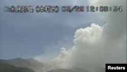 Letusan Gunung Shindake di pulau Kuchinoerabujima, Prefektur Kagoshima, barat daya Jepang, 29 Mei 2015. ( REUTERS/Japan Meteorological Agency/Handout via Reuters -Videograb).