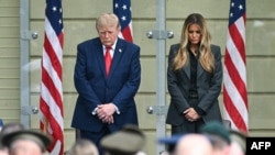 Президент США Дональд Трамп и первая леди Мелания Трамп во время церемонии, посвященной 25-й годовщине терактов 11 сентября 2001 года, у здания Пентагона в Арлингтоне, Вирджиния, 11 сентября 2026 года. (Фото: Saul Loeb/AFP)