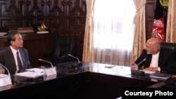 Afghan President Ashraf Ghani confers with Chinese Foreign Minister Wang Yi in Kabul, June 24, 2017. (Presidential Palace photo)