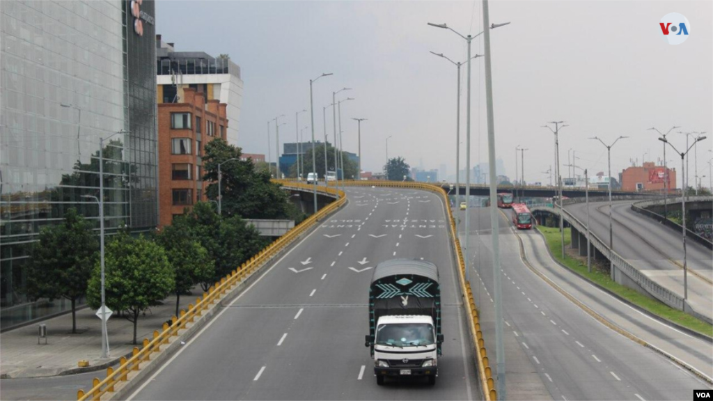 Diferentes salidas de la ciudad, las cuales se encuentran cerradas; solo pueden salir los transportes de carga y de alimentos.