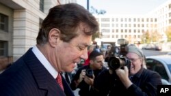 លោក Paul Manafort អតីត​ប្រធាន​យុទ្ធនាការ​បោះ​ឆ្នោត​លោក​ត្រាំ​ ចាកចេញ​ពី​តុលាការ​ក្នុង​រដ្ឋធានី​វ៉ាស៊ីនតោន​កាលពី​ថ្ងៃទី​០២ វិច្ឆិកា ២០១៧។