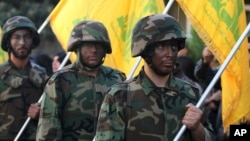 Para pejuang Hizbullah melakukan pawai di kota Nabatiyeh, Lebanon selatan (foto: dok).