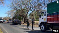 Policías en Costa Rica realizan diversos controles a camiones antes de que dejen el país en la cercanía de la frontera con Nicaragua. Foto: Armando Gómez/VOA.