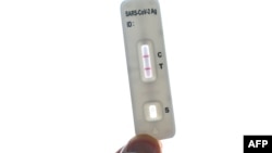 Positive ဖြစ်ကြောင်းပြနေတဲ့ ကိုယ့်ဖာသာကိုယ်စစ်ဆေးတဲ့ Covid-19 antigen test kit ( January 13, 2022)