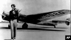 Amelija Erhart uoči poslednjeg leta od Ouklenda, u Kaliforniji, do Havaja 