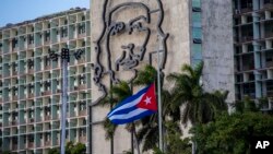 Le drapeau cubain est en berne devant le Ministère de l'Intérieur à La Havane, Cuba, le 27 novembre 2016.