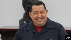 El presidente venezolano Hugo Chávez sonríe durante una reunión de ministros en el Palacio de Miraflores, en Caracas.