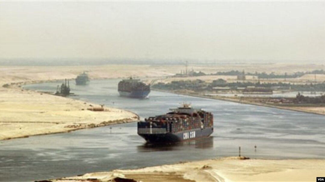 Kapal-kapal kargo melintasi Terusan Suez di Mesir (foto: dok).