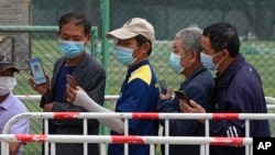 중국 베이징시 주민들이 당국의 코로나 확산 억제 조처에 따라 마스크를 착용하고 시노팜 백신 접종 순서를 기다리고 있다. 