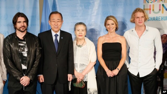De izquierda a derecha, el cantante colombiano Juanes, Ban Ki-moon, secretario general de la ONU, y su esposa Ban Soon-Taek, presentadora de Good Morning America Amy Robach, y el cantante australiano Cody Simpson en la celebración del Día Mundial de la Asistencia Humanitaria.