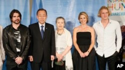 De izquierda a derecha, el cantante colombiano Juanes, Ban Ki-moon, secretario general de la ONU, y su esposa Ban Soon-Taek, presentadora de Good Morning America Amy Robach, y el cantante australiano Cody Simpson en la celebración del Día Mundial de la Asistencia Humanitaria.