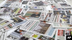 ARCHIVO - Periódicos sobre una mesa en una cadena de televisión privada en Argel, el martes 19 de marzo de 2024. 