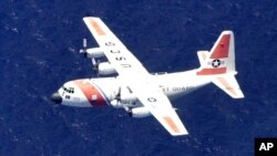 La Guardia Costera continúa la búsqueda de la aeronave, con cuatro personas a bordo entre ellas dos niños de cuatro y 10 años. 