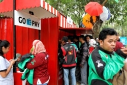 Para pengemudi Gojek antre membeli makanan dengan kios Go Pay di Jakarta, 27 Oktober 2018. (Foto: Reuters)