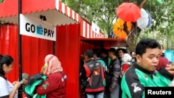 Para pengemudi Gojek antre membeli makanan dengan kios Go Pay di Jakarta, 27 Oktober 2018. (Foto: Reuters)