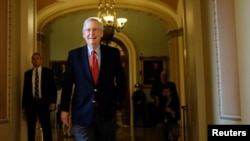 Lãn hđạo Khối Đa số Cộng hòa Thượng viện Mitch McConnell rời sàn Thượng viện trong một cuộc tranh luận về dự luật cải tổ thuế của phe Cộng hòa ở Washington, ngày 2 tháng 12, 2017.