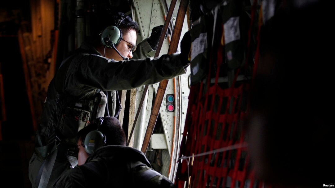 Osoblje singapurskih vazduhoplovnih snaga traga za srušenim avionom