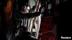 Osoblje singapurskih vazduhoplovnih snaga traga za srušenim avionom
