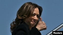 La candidata presidencial demócrata y vicepresidenta de Estados Unidos, Kamala Harris, hace un gesto de aprobación con el pulgar hacia arriba mientras aborda el Air Force Two en la Base Conjunta Andrews en Maryland, Estados Unidos, el 12 de septiembre de 2024.