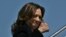La candidata presidencial demócrata y vicepresidenta de Estados Unidos, Kamala Harris, hace un gesto de aprobación con el pulgar hacia arriba mientras aborda el Air Force Two en la Base Conjunta Andrews en Maryland, Estados Unidos, el 12 de septiembre de 2024.